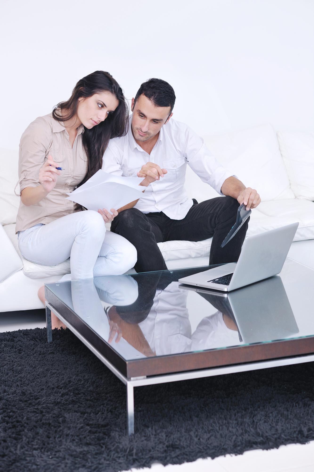 Agent imobiliar discutând cu clienți într-un apartament luminos